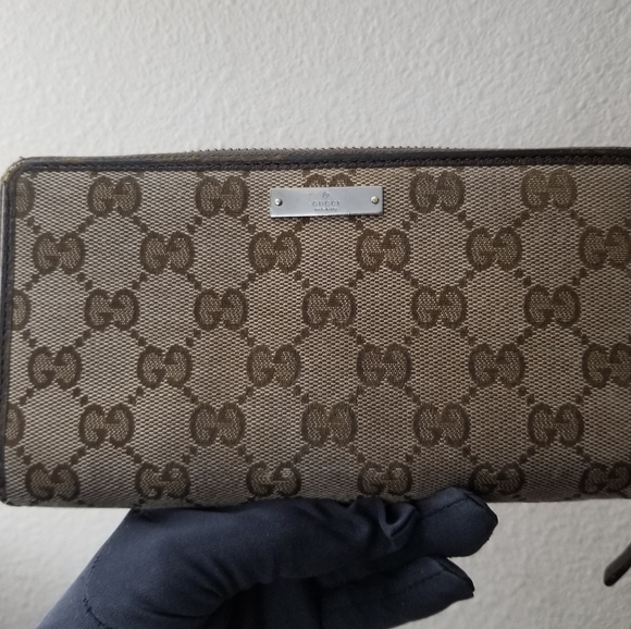 GUCCI Beautiful Classic Signature Large Zippy compact Gucci wallet Italy - Picture 1 of 16